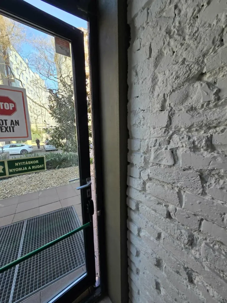 tűzgátlóajtó betonozva